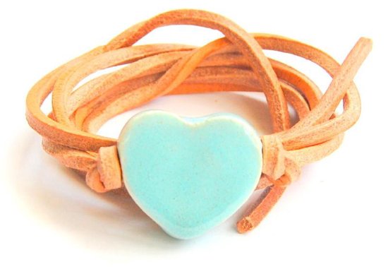 Armband naturel leren veter met licht blauw hart