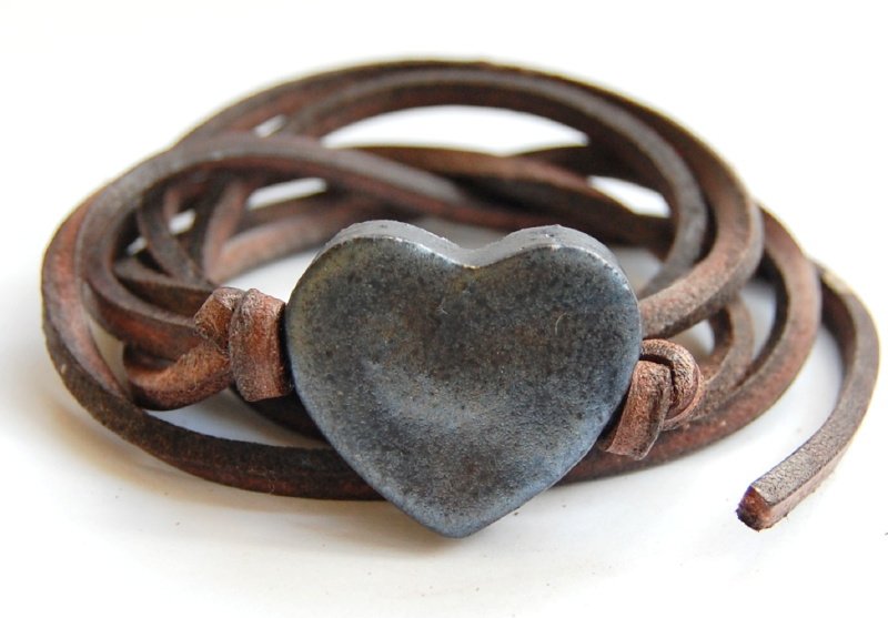 Bracelet leather lace with black heart