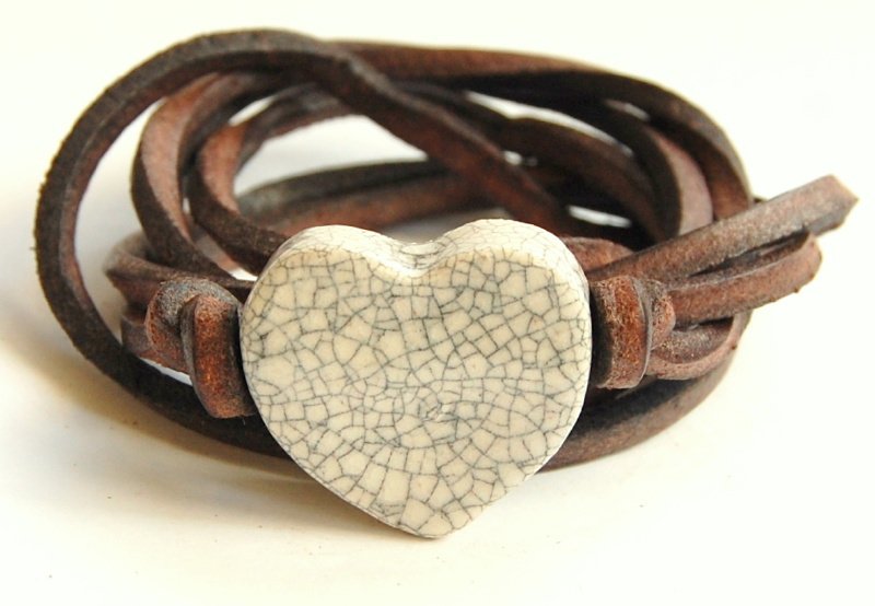 Bracelet leather lace with crackled heart