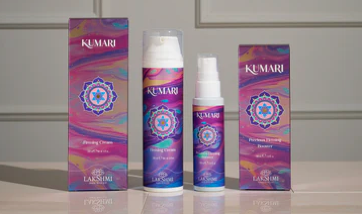 Lakshmi - Kumari. Je lichaam verdient zorg. Ontdek bij Cosmeticabestellen.nl het Kumari-ritueel van Lakshmi. Deze behandelingen hydrateren, verstevigen en verminderen striae, voor een gezonde huid.