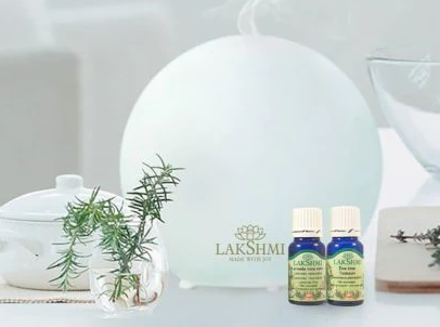 Lakshmi Essentiële oliën werken op je gevoel en zijn helend in combinatie met een massage olie te gebruiken.