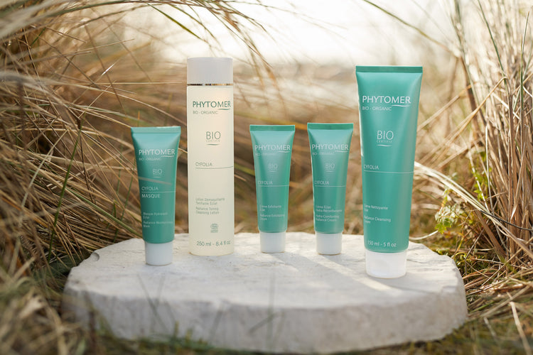 Phytomer Cyfolia Bio Organic is bezaaid met biologische arganpitten en , twee natuurlijke exfolianten die de huid zachtjes scrubben.