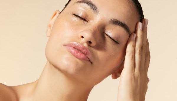 Gebruik hydraterende serums, rijke moisturizers, en exfolianten om je huid te herstellen. Vitamine C en retinoïden ( vitamine A) helpen pigmentvlekken verminderen, terwijl SPF verdere schade voorkomt.