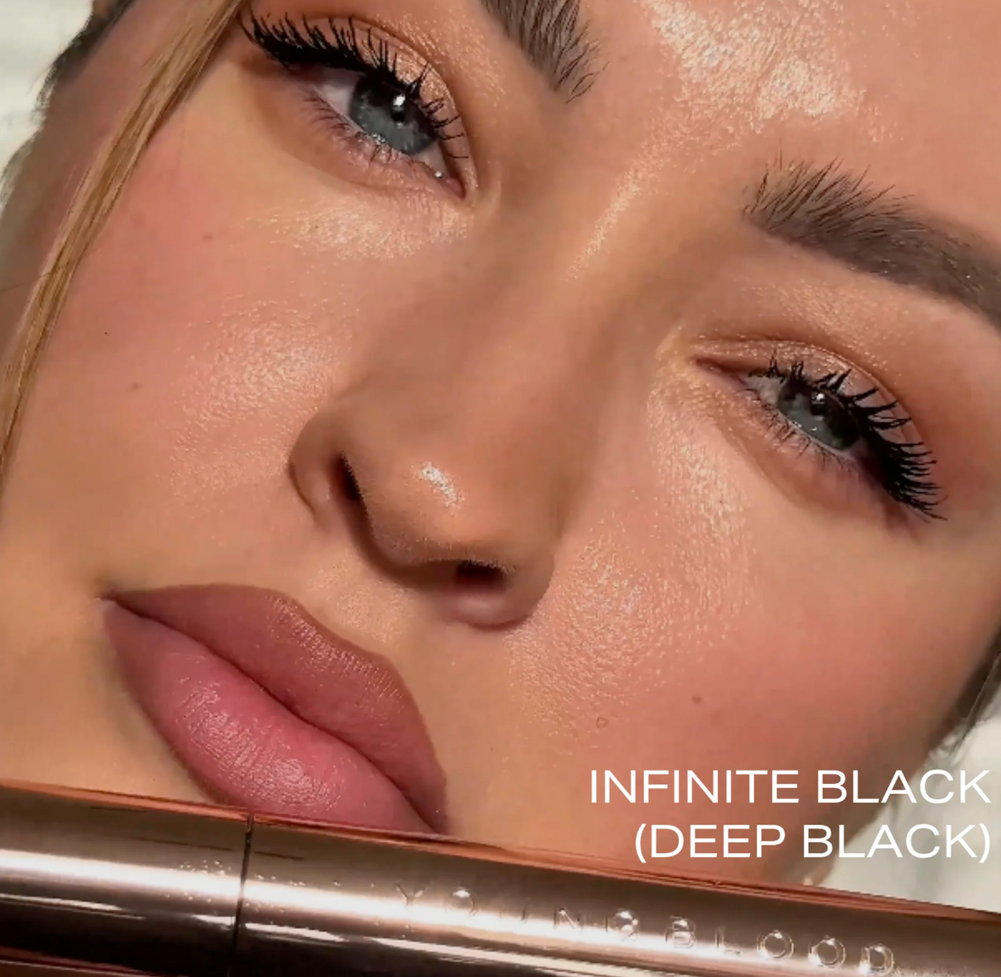 Intens zwarte volume mascara van Youngblood