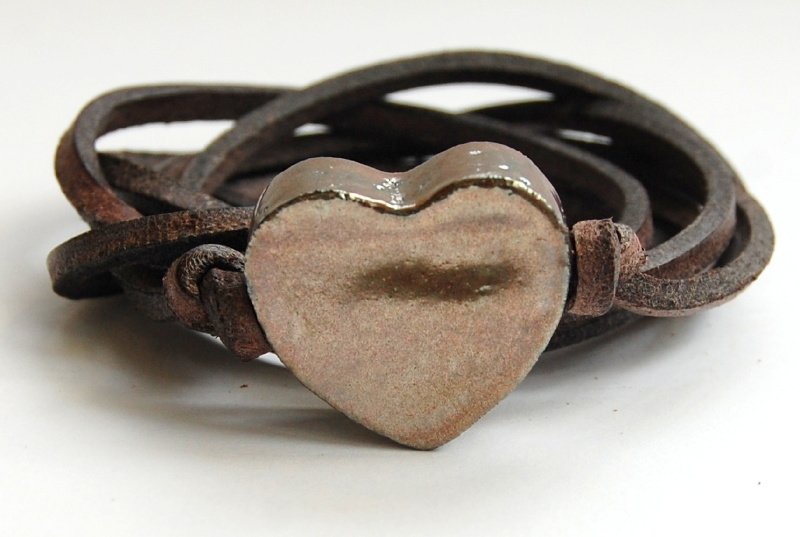 Armband aus Leder mit goldenem Herz